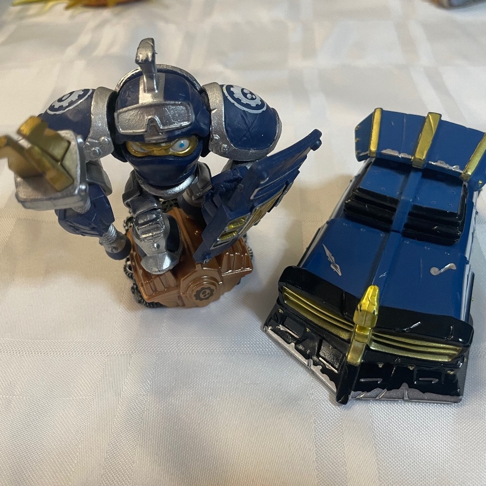 Skylanders Superchargers- High Volt + Shield Striker